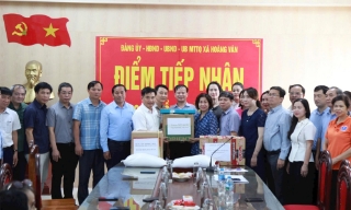 Ngành Giáo dục Hà Nội trao hơn 100 tấn hàng hỗ trợ trường học vùng lũ Bắc Ninh